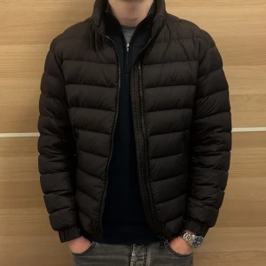 Colmar Jacka - Säljer denna schyssta vinterjacka från märket colmar. Perfekt nu när det börjar närma sig skyligare tider. Den är i ett riktigt bra skick samt har inga defekter, då den endast användes någon gång förra året. Storleken på jackan är 48, vilket motsvarar M och passar dig mellan 175-185cm. Säljer nu denna jackan för endast 1699kr. Nypris på denna ligger på ca 4000-5000kr. Lappar och en Colmar galje tillkommer vid köp. Hör av er vid frågor angående mått, pris osv. 