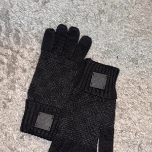 lvHandskar - Jätte fina handskar/vantar inför vinter. Svart färg. Håller dig varm och är bekväma. Se till att hålla er varma inför vintern. Fraktas direkt. Finns inget tvivel 👍 
