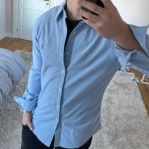 Ralph Lauen skjorta slim fit  - Ralph Lauren | Mycket bra skick | Size - M | Nypris 1600 mitt pris 499 | Hör av dig vid minsta fråga eller fundering📩