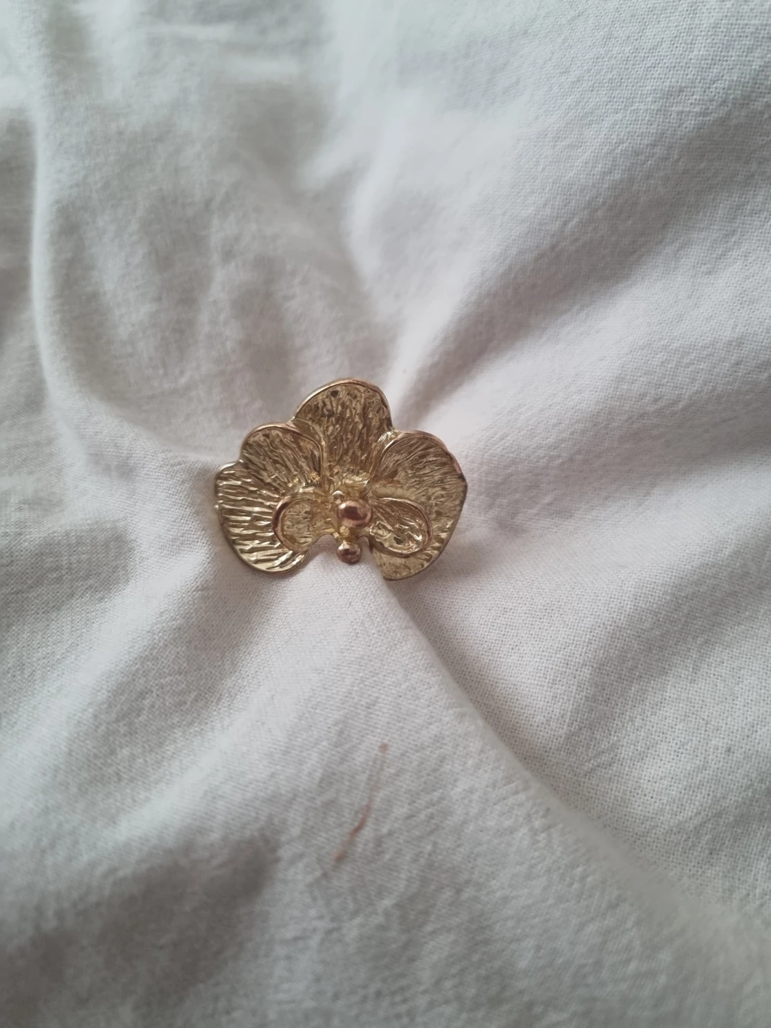 Guldig blomformad statementring - 1