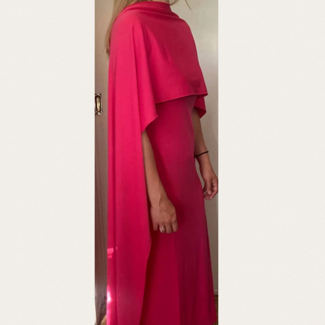 Ceriserosa långklänning med cape/sjal detalj