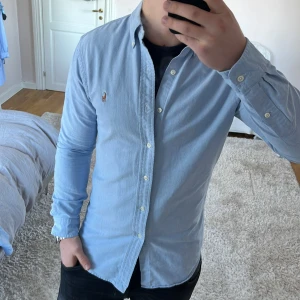 Ralph Lauren skjorta slim fit  - Ralph Lauren | Mycket bra skick | Size - S | Nypris 1600 mitt pris 499 | Hör av dig vid minsta fråga eller fundering📩