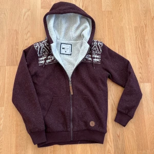 Fodrad cardigan - Riktigt snygg vidröd zip hoodie med foder i | Storlek S | Mycket bra skick✅|