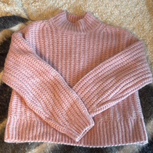 Rosa stickad polotröja & Other Stories - Supermysig rosa stickad tröja från & Other Stories Paris Atelier. Tröjan har en chunky ribbad struktur, hög hals och långa ärmar. Perfekt för att hålla sig varm och ändå se snygg ut under höst och vinter. Passar dig som gillar en chill och trendig vibe. Pris kan diskuteras💕