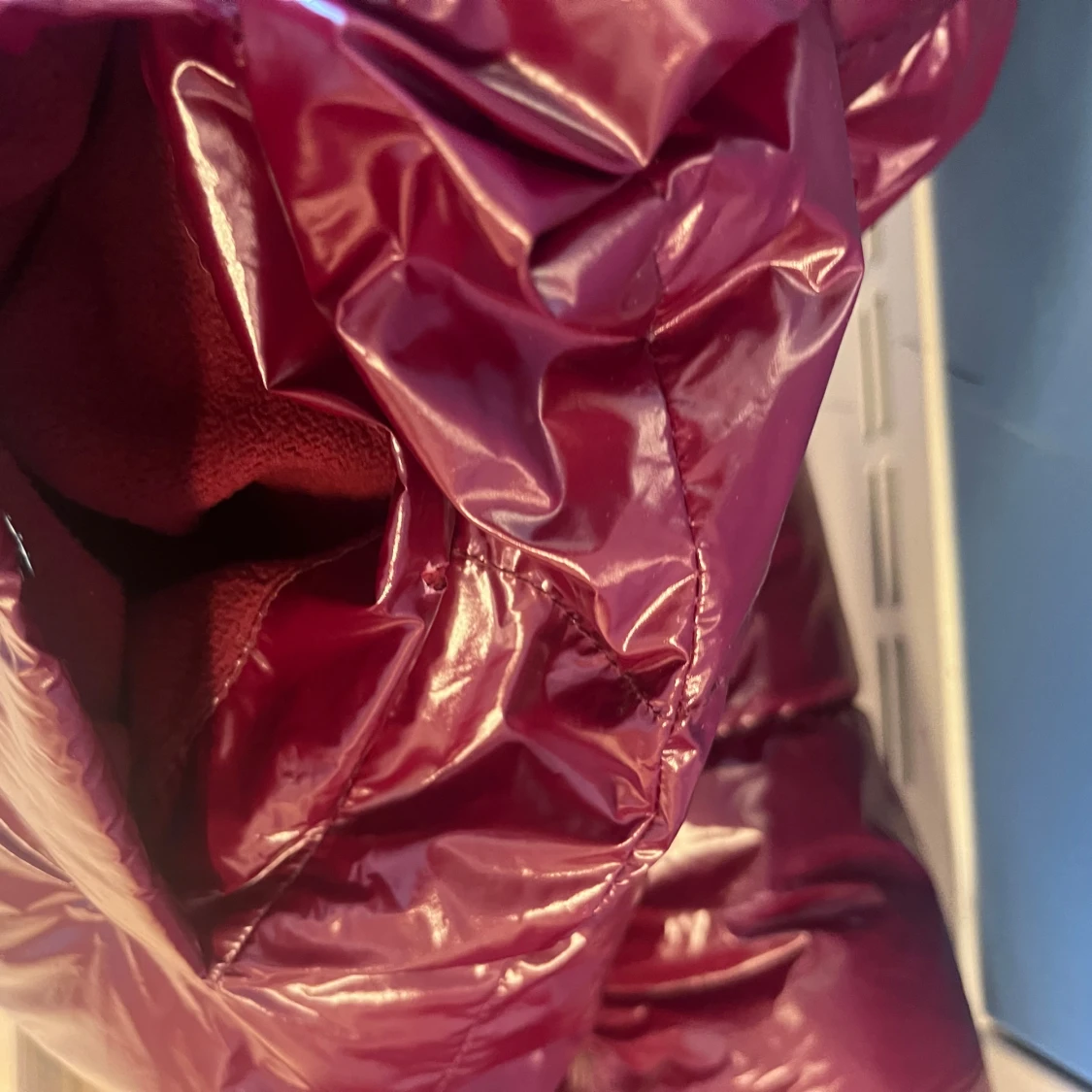 Vinröd pufferjacka med huva - 2