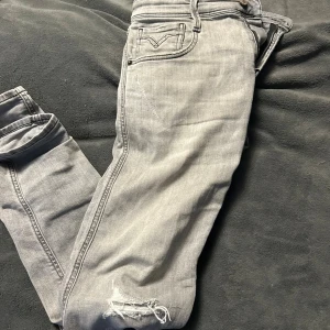 Replay Anbass med slitningar - Replay Anbass jeans med slitningar i en snygg grå färg. 
