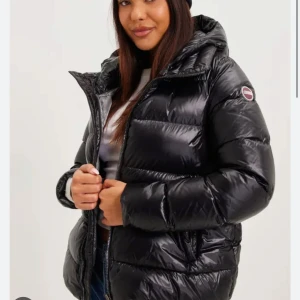 Svart vinterjacka Colmar - Säljer min jättefina colmar jacka i bra skick😍 Köptes förra året för 6500kr och säljer för 5000kr💕osäker på storlek men den passar mig som är 170 lång 🥰kom privat för fler frågor!