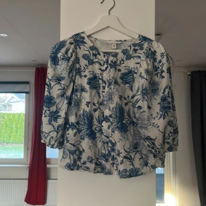 Blå vit blus från h&m - Köpte den för 399 säljer för 150 pris går att diskuteras använd endast en gång i sommaren strl xs  