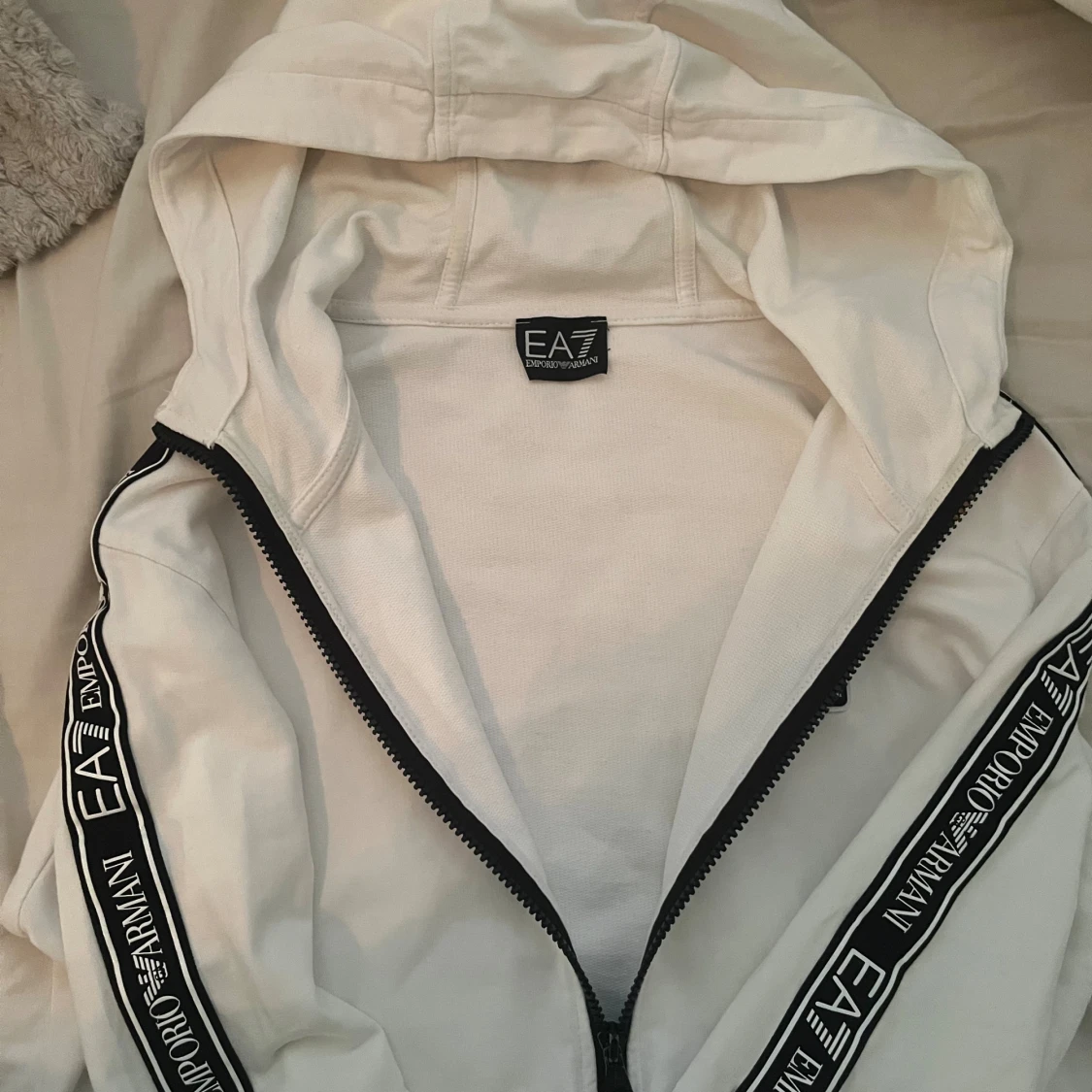 Vit EA7 hoodie med logoband