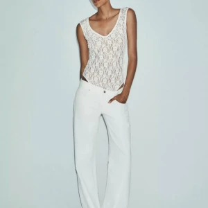 Vita wide jeans med låg midja Zara - Snygga vita jeans med låg midja och wide fit. Klassisk femficksmodell med raka ben och knappgylf. Perfekta för dig som gillar en clean och fräsch look. Materialet är jeans och passformen är loose. Använda 1 gång
