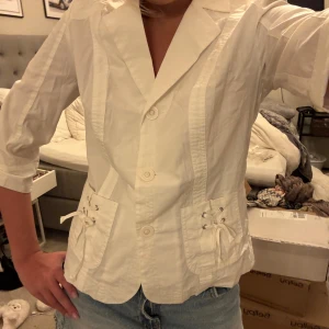 Trekvartsärmad skjorta / blus med knytnings detaljer  - Sååå snygg och unik 