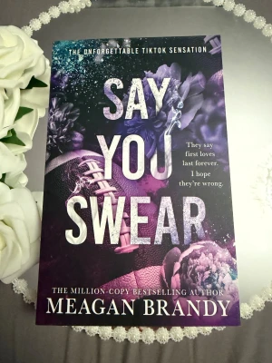 Say You Swear - En TikTok-sensation! 'Say You Swear' av Meagan Brandy är en känslosam berättelse om första kärleken, vänskap och hjärtesorg. Perfekt för unga vuxna som älskar romantik och intensiva känslor. En bok som berör och stannar kvar länge.