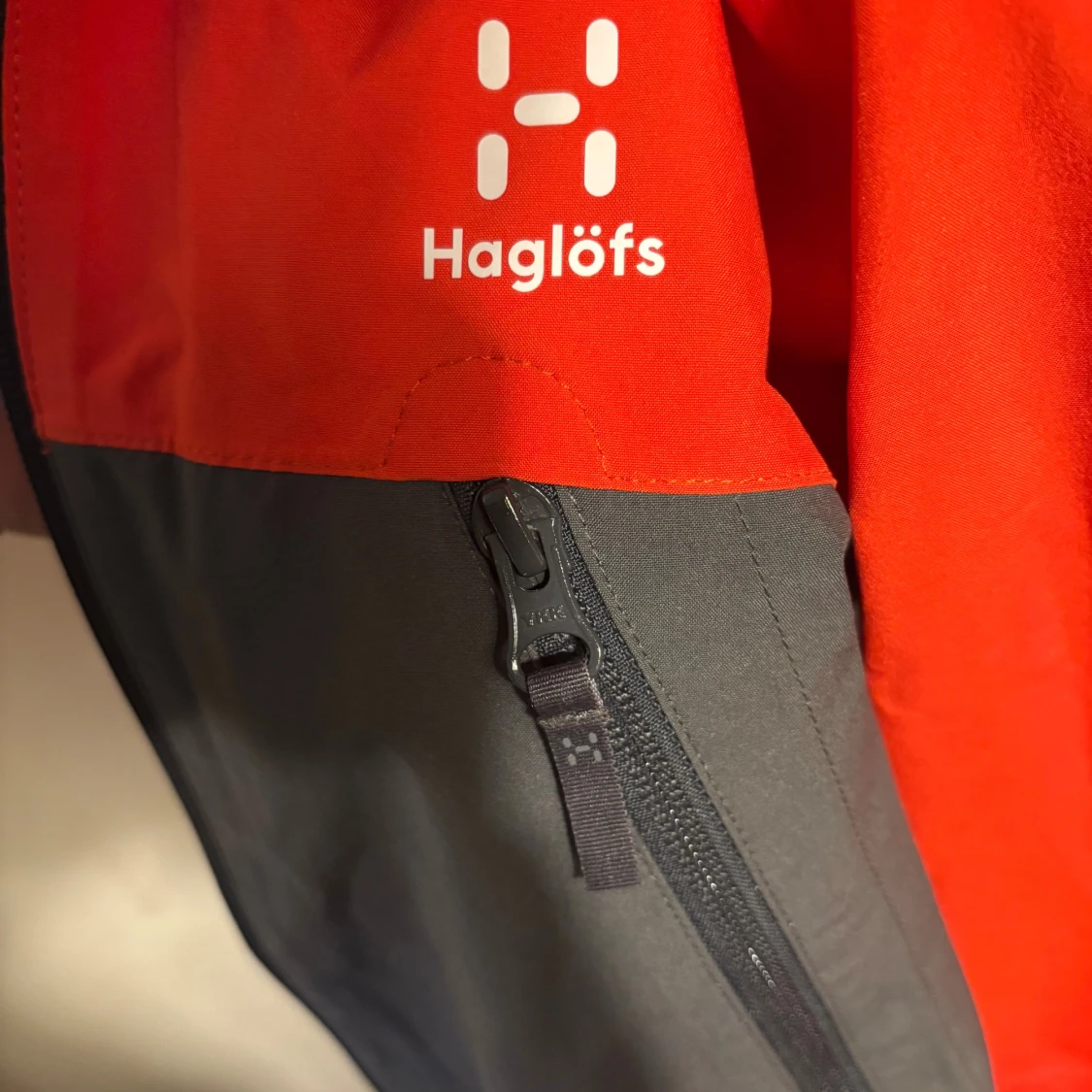 Röd och grå vindjacka från Haglöfs - 3