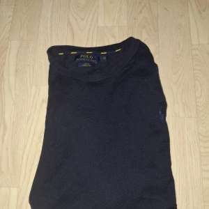 Mörkblå Polo Ralph Lauren tröja - Säljer min mörkblåa polo ralph lauren tröja då den var för stor (strl L) däremot passar den de som använder storlek M! Alltså mindre i storleken‼️ Hör gärna av er vid frågor eller prisförslag🙌🏼
