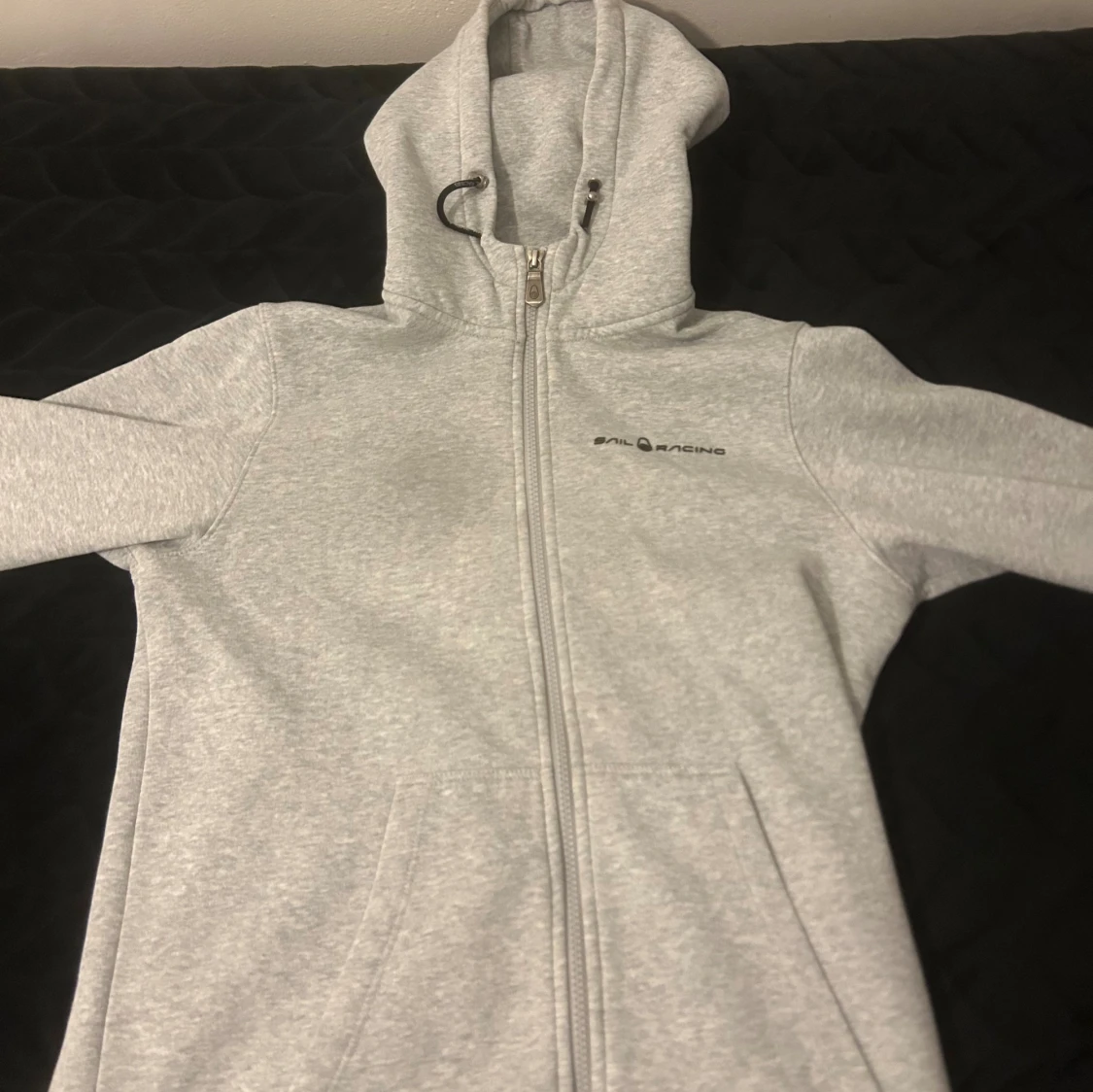 Grå hoodie från Sail Racing