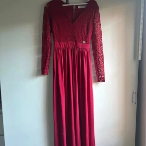 Vinröd långklänning med spets  - Vinröd långklänning 