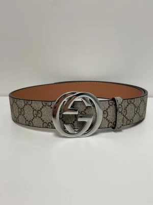 Gucci Bälte  - Säljer ett helt nytt bälte, aldrig använd. Storlek 110. Skriv gärna vid fler frågor. Postar inom 24h efter betalning. (Alla bilder är tagna av mig)