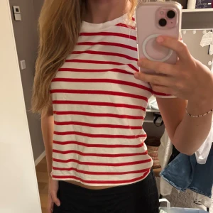 Randig röd och vit t-shirt - Säljer en kortärmad t-shirt med röda och vita horisontella ränder. Säljer då den är för liten. Skriv vid intresse✨Pris kan diskuteras💕