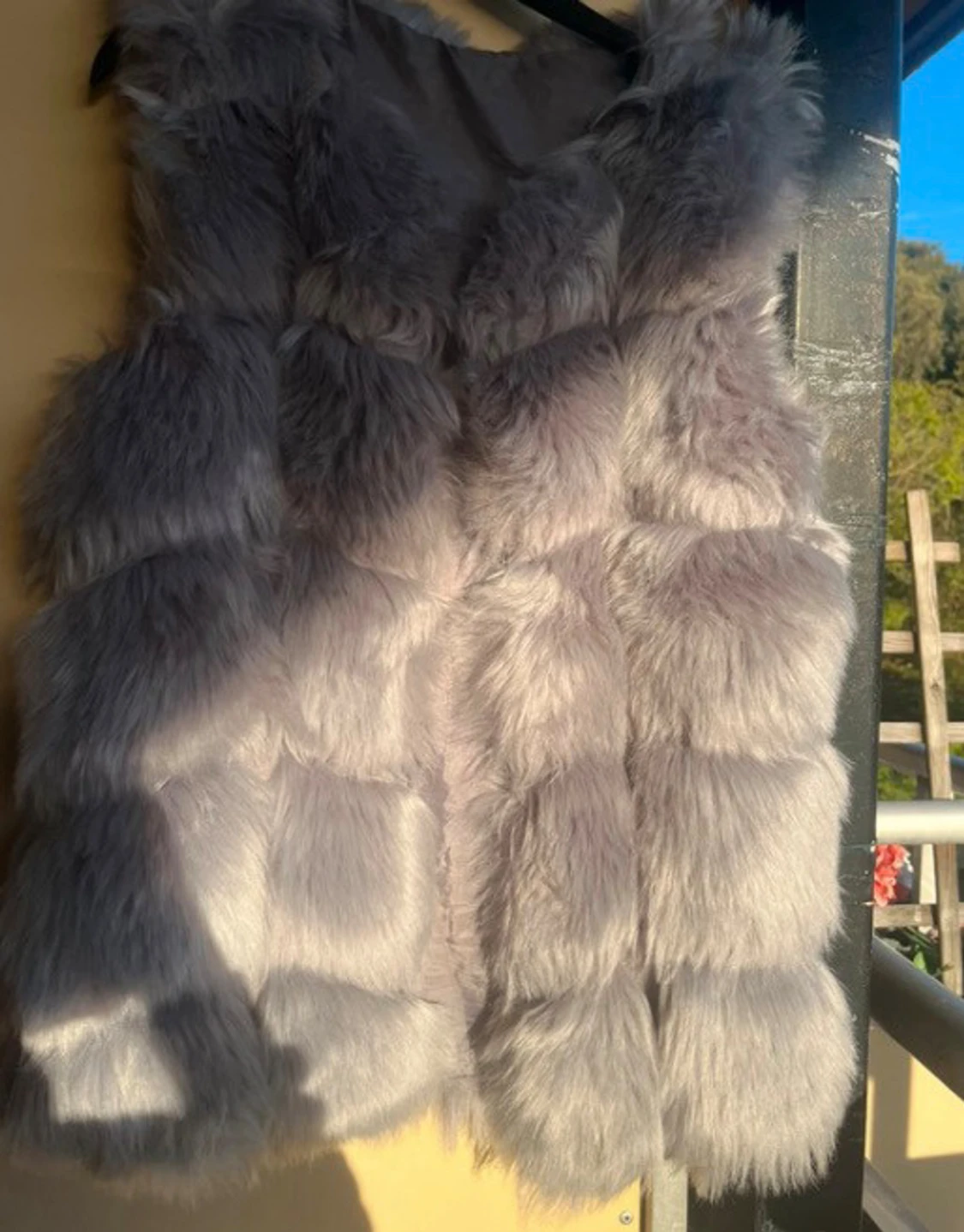 Grå fluffig pälsväst