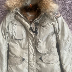 Parajumper jacka  - Jättefin parajumper jacka, det finns lite fläckar på den men den kommer tvättas innan den säljs så de kommer nog gå bort.Skriv om du har frågor eller vill ha flera bilder, pris kan diskuteras 
