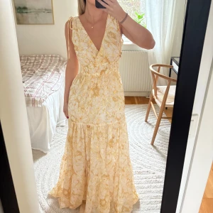 Gul långklänning - Säljer denna fina maxiklänningen från Hello Molly. Helt ny med lappar kvar!! Säljer eftersom den tyvärr var för lång för mig som är 158cm lång. Nypris 1500kr✨💛