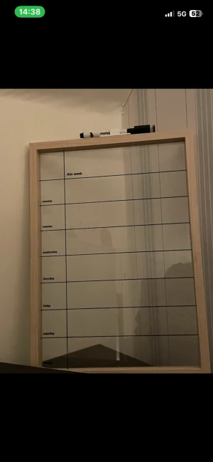 Glas veckoplanerare med träram - En veckoplanerare med träram och whiteboardpenna. Anvånd litegrann men i fint skick