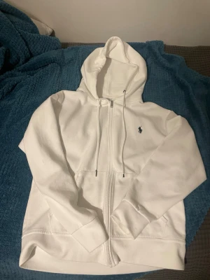 Vit Polo Ralph Lauren Kofta  - Stilig och fräsch kofta från lyxmärket Polo Ralph Lauren, rekommendaras starkt! 