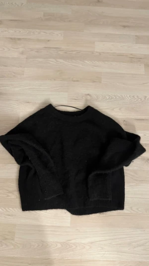 Svart stickad tröja från Carin Wester - Mysig svart stickad tröja från Carin Wester i storlek S. Tröjan har rund hals, långa ärmar och ribbade muddar vid ärmslut och nederkant. Super skön men knappast använd då modellen inte passar mig. 