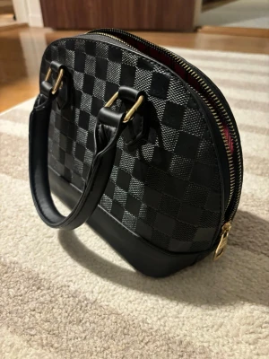 Svart handväska  - Super fin handväska. Använd 2 gånger max. Skriv vid frågor 💕