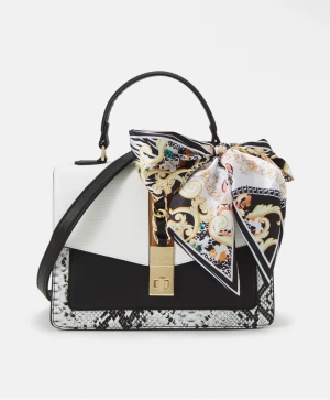 Aldo väska - Jätte snygg svart och vit väska från Aldo. Perfekt till vilket tillfälle som helst. Skriv gärna för fler bilder 💕