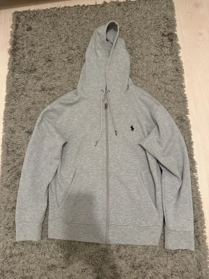 Ralph Lauren zip hoodie  - Tja, säljer nu mina sjukt feta raffe zip som jag har tagit bra hand om, köpte den av en polare därav osäker på äktaheten, den iprincip i nyskick! Skriv om det finns frågor eller liknande!