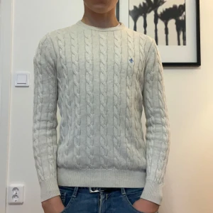 Kabelstickad Morris  - |Säljer en stilren Kabelstickad tröja från Morris|Passar perfekt för kommande höst och vinter då den är lite tjockare|Storlek XS| Färgen är beige|Fraktar så fort som möjligt med Instabox. 