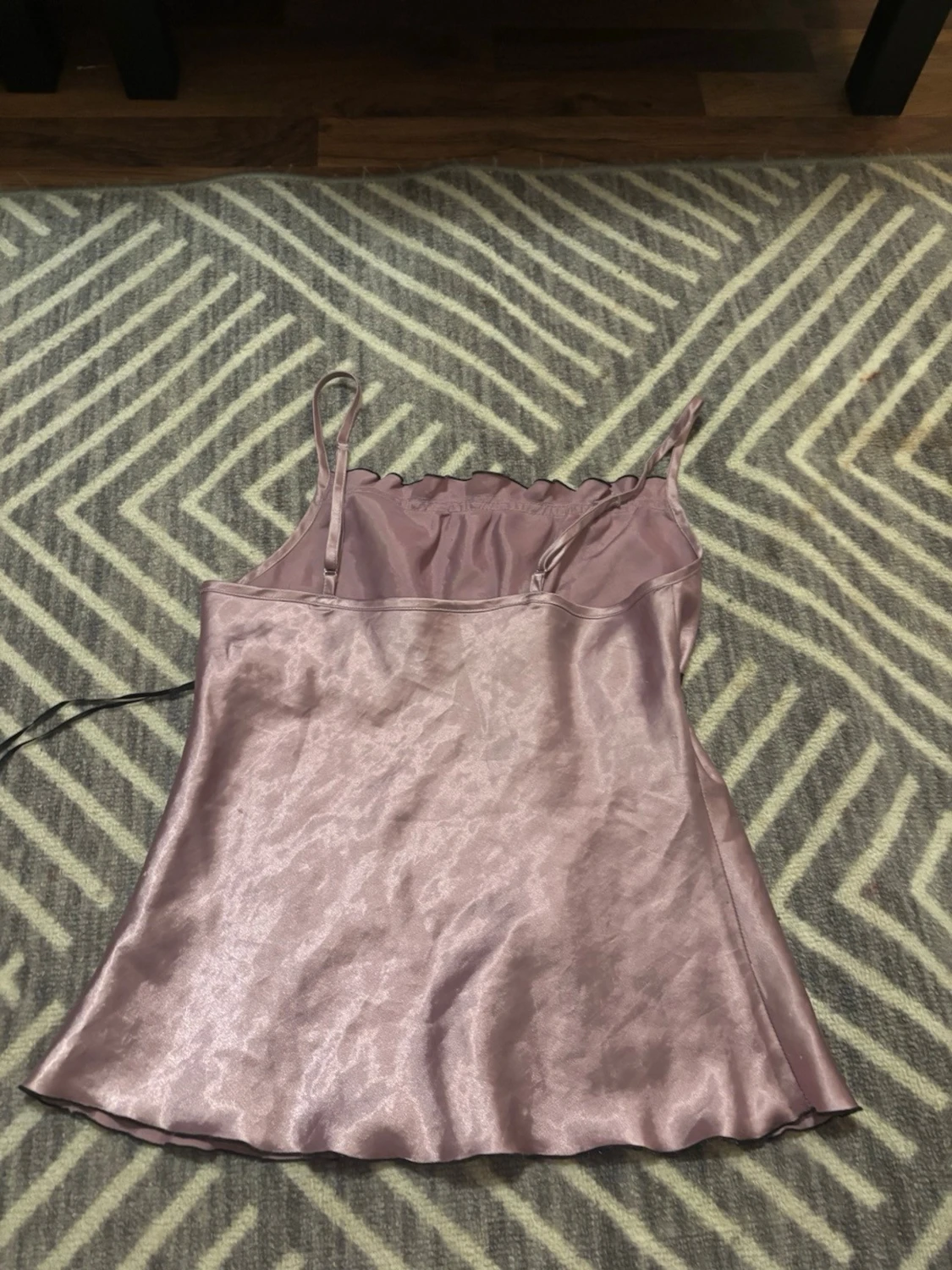 Ljuslila satin linnetopp med spets - 1