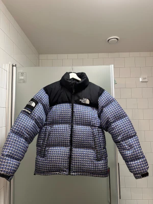 Supreme x The North Face pufferjacka (UNIK) - Säljer en fet pufferjacka från Supreme x The North Face. Perfekt för dig som vill sticka ut i vinter. Storlek: M. Har även kvitto för äkthetsbevis. Köpt på StockX för ca 7000kr