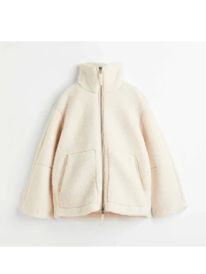 VIT POPULÄR TEDDYJACKA - Säljer denna populära teddyjackan då den inte kommer till användning längre! Passar allt ifrån XS-M beronde på hur man vill att det sitter🫰🏻😇 Lägg gärna bud!