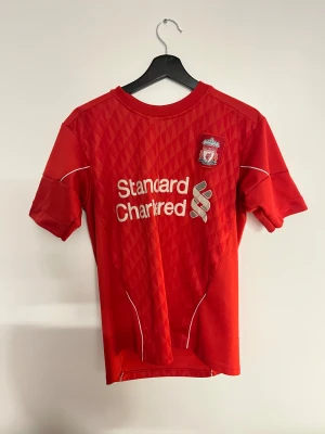 Suarez T-shirt - Säljer denne ikoniska suarez liverpool tröjan. Skick: 8/10. Skriv vid minsta bekymmer 