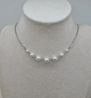 Stilfullt halsband  - Material-rostfritt stål. Liknande Maria Nilsdotters smycke.✏️Beteckningen för rostfritt stål – 201 – en lägre klass, kan reagera snabbare med vatten, parfymer och oxidera.