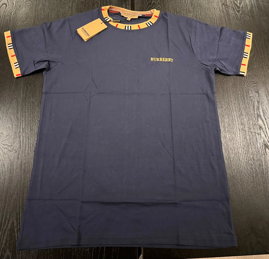 Blå Burberry t-shirt med mönstrad kant