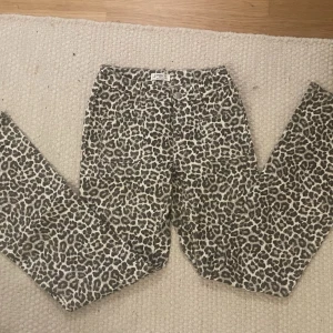 Leopard jeans - Leopard jeans som är bootcut/flare