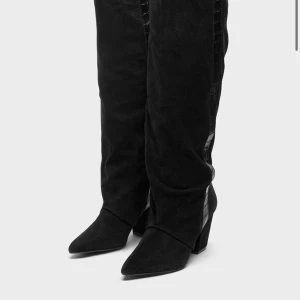 Twist and Tango stövlar  - Snygga stövlar i mocka från Twist and Tango, bra skick!💕 Säljes då de inte används längre 