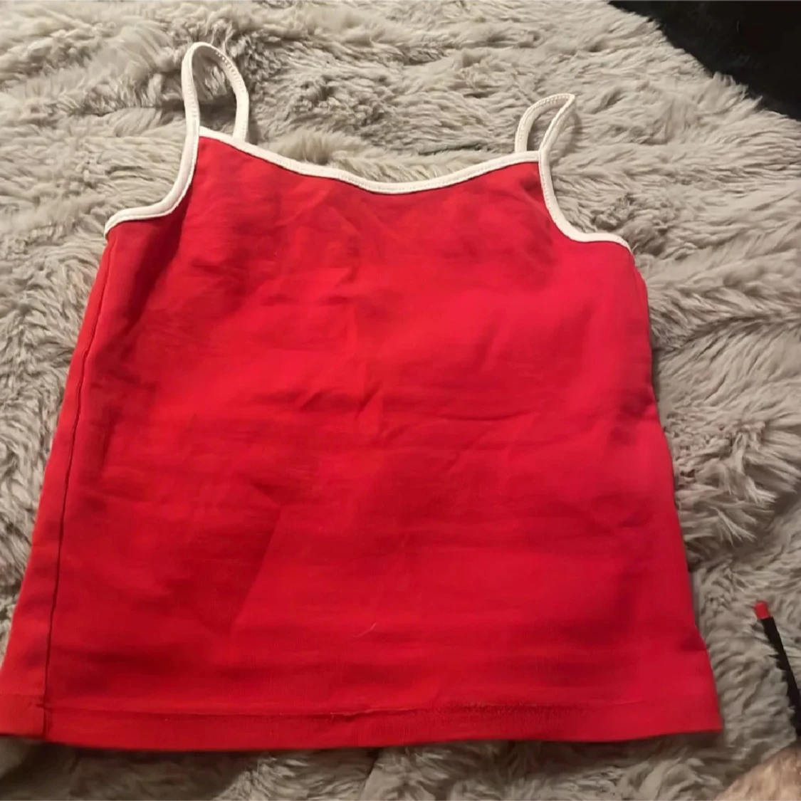 Röd linnetopp med vita kanter