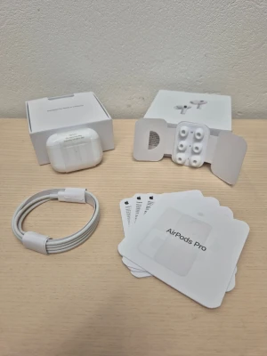AirPods Pro - Apple AirPods Pro med originalförpackning, laddningskabel, extra öronproppar (XS, S, L) och manualer. Hörlurarna och laddningsetuiet är helt oanvända men kartongen har en mindre buckla. Applecare är giltigt till 17 maj 2026 då de köptes in 2025. Nypris 2600kr Perfekt som julklapp, skicka samma dag om köpes görs innan kl 14.00 