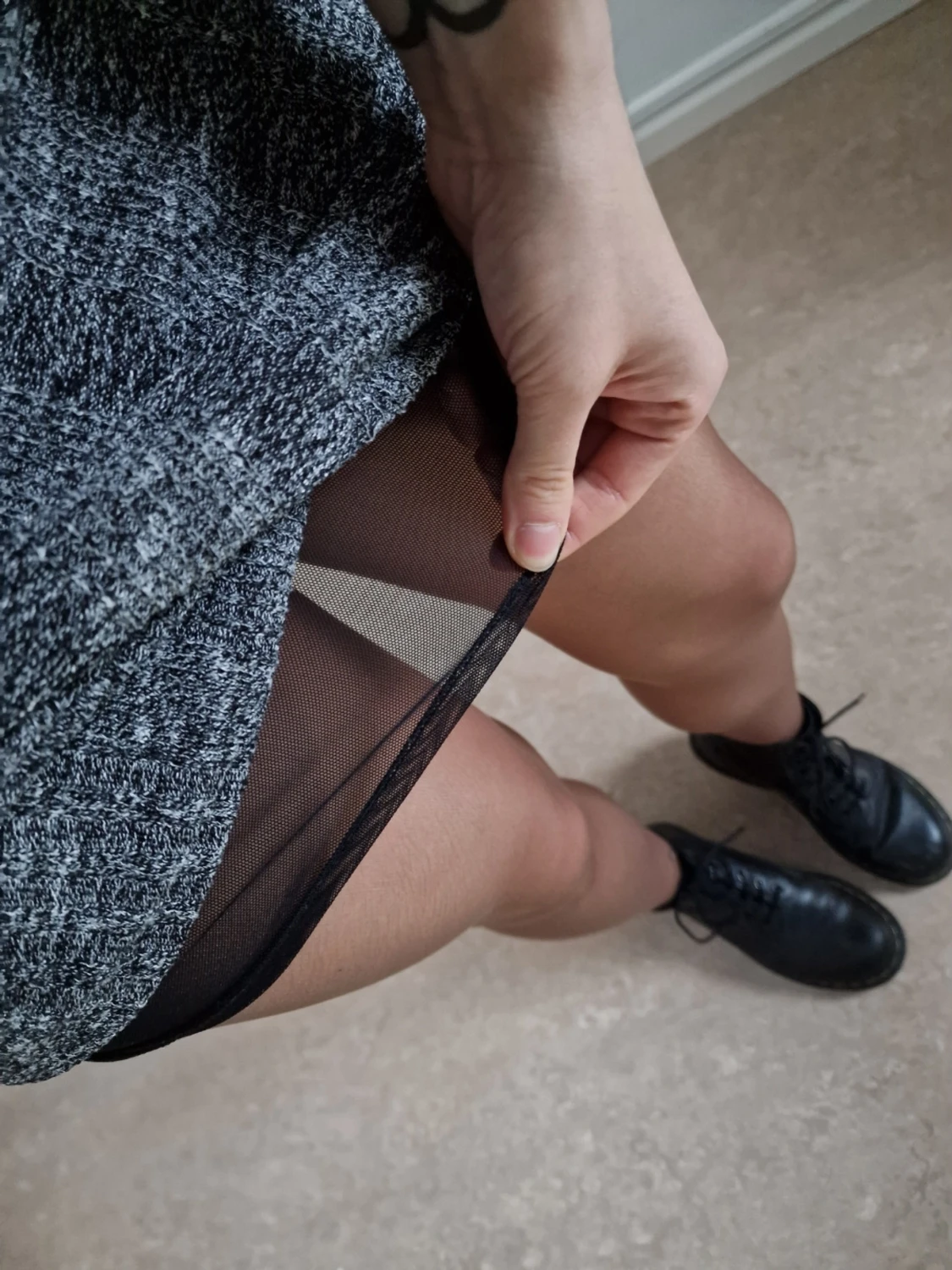 Grey knitted dress with cut out - 2