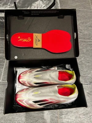 Adidas F50 elite - Hej, jag säljer mina Adidas F50 elite då skorna är lite för små, jag har använt de ett få par gånger men har någon liten slitning där framme vid tårna på skorna. Jag vill gärna göra mig av med dom eftersom de inte används något. Jag har kvar box och båda paren av sulorna.