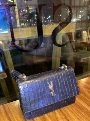 Unik handväska 🖤 - Säljer vidare denna söta väskan då den ej kommer till användning! Jättefin, endast en liten del som gått av som fixats när jag köpte den men inget som syns överhuvudtaget! 