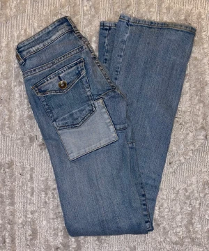Vintage bootcut jeans - Vintage bootcut jeans från Bik Bok som är snygga inga stors skador ba en liten som man ser på sista bilden men inget som märks