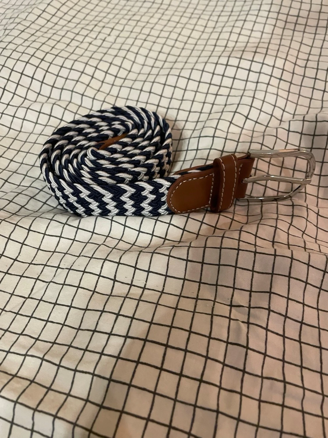 Mörkblå och vit flätad bälte