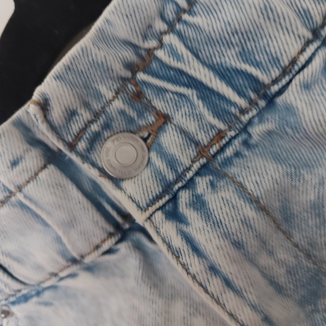 Ljusblåa högmidjade jeansshorts - 1