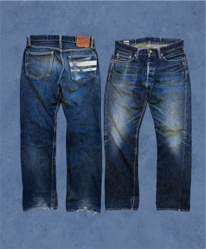 Momotaro Selvage Jeans - Ett par Momotaro selvage jeans med en fantastisk wash! Två vita ränder på bakfickan vilket är en mycket omtyckt detalj som förekommer på många av Momotaros jeans. Det står W31 inuti men gå alltid efter måtten. Hör av dig vid frågor! Mått: Ytterbenslängd - 100 cm, Midja - 40 cm, Bensöppning - 20 cm