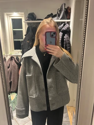 Grå kappa från Kappahl  - Säljer denna gråa kappa från Kapahl i storlek xs då den aldrig kommer till användning för mig! Har knappast använt den utan enbart ett fåtal gånger. Org pris 600kr.